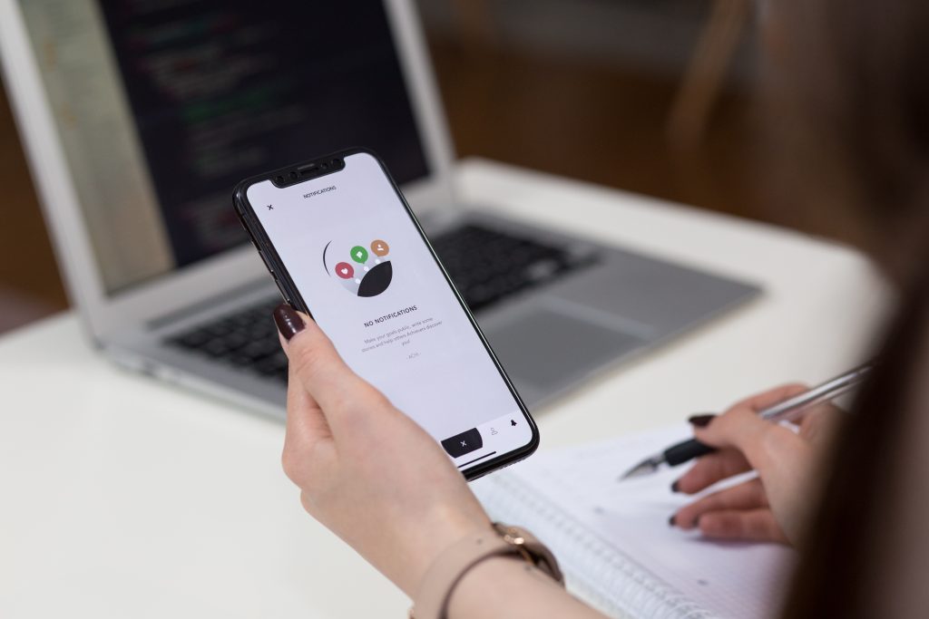 How Does a Hyper Connected Workplace Affect Employee Performance?
