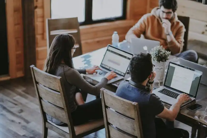 4 Ways to Build Strong Team Spirit at Work